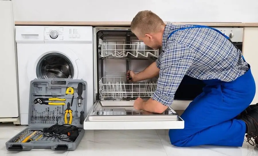 Gölcük Sunny servisi teknisyen ekibi beyaz eşya tamiri yaparken